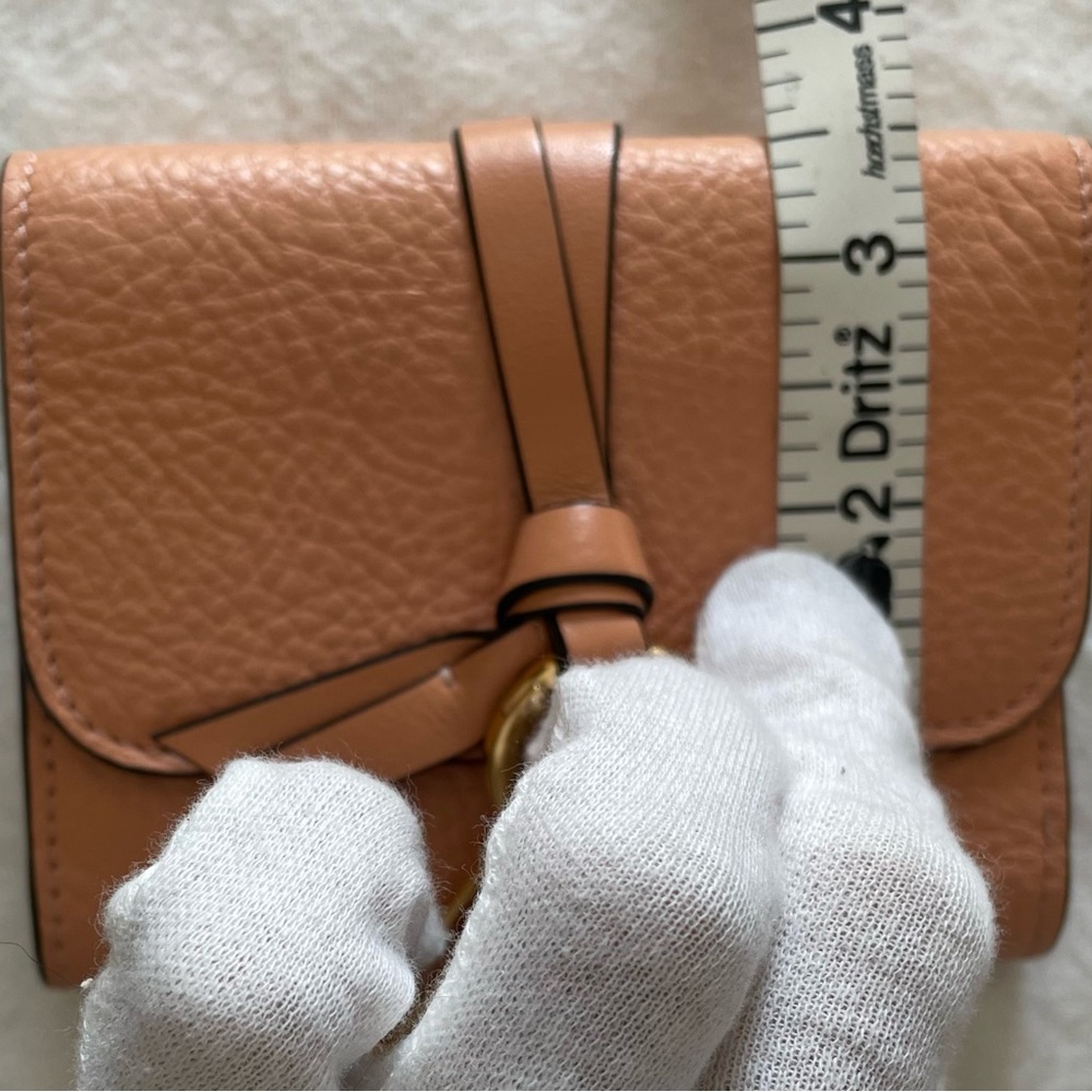 Chloé Authentic Vintage Peach Leather Compact Wallet with Gold Charms - Picture 16 of 16
